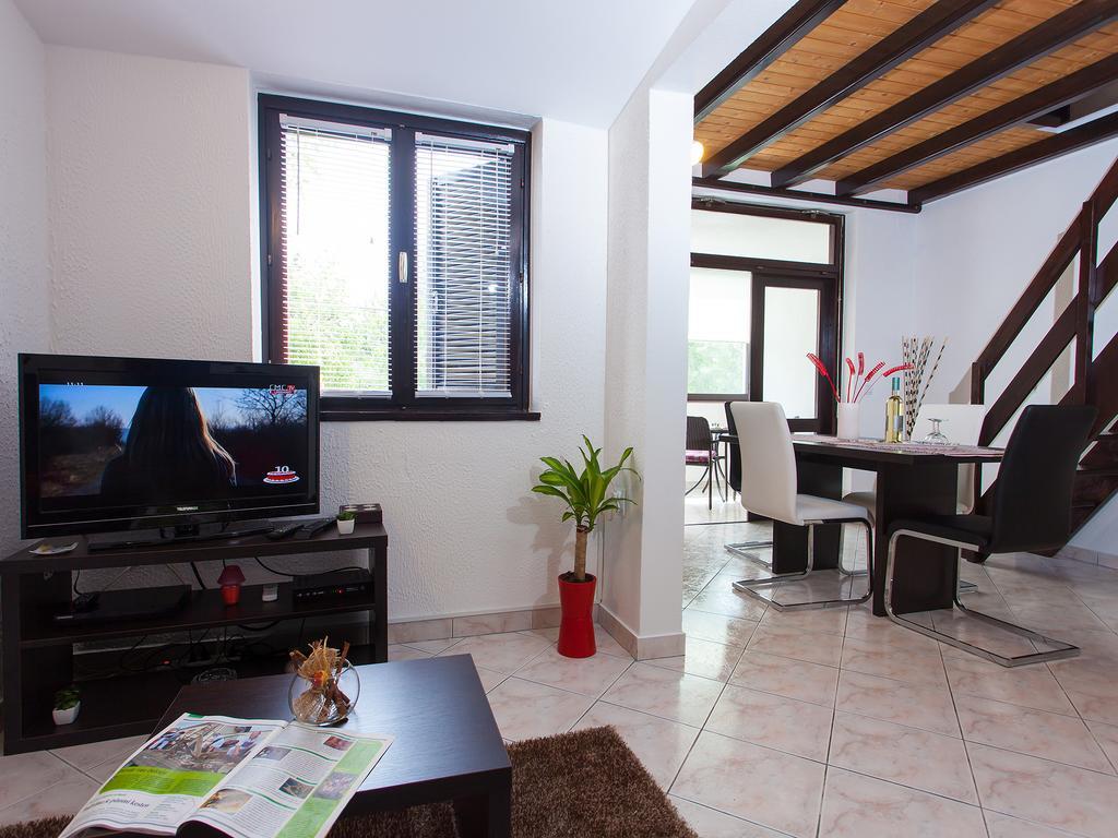 פורץ Apartment Cervar חדר תמונה